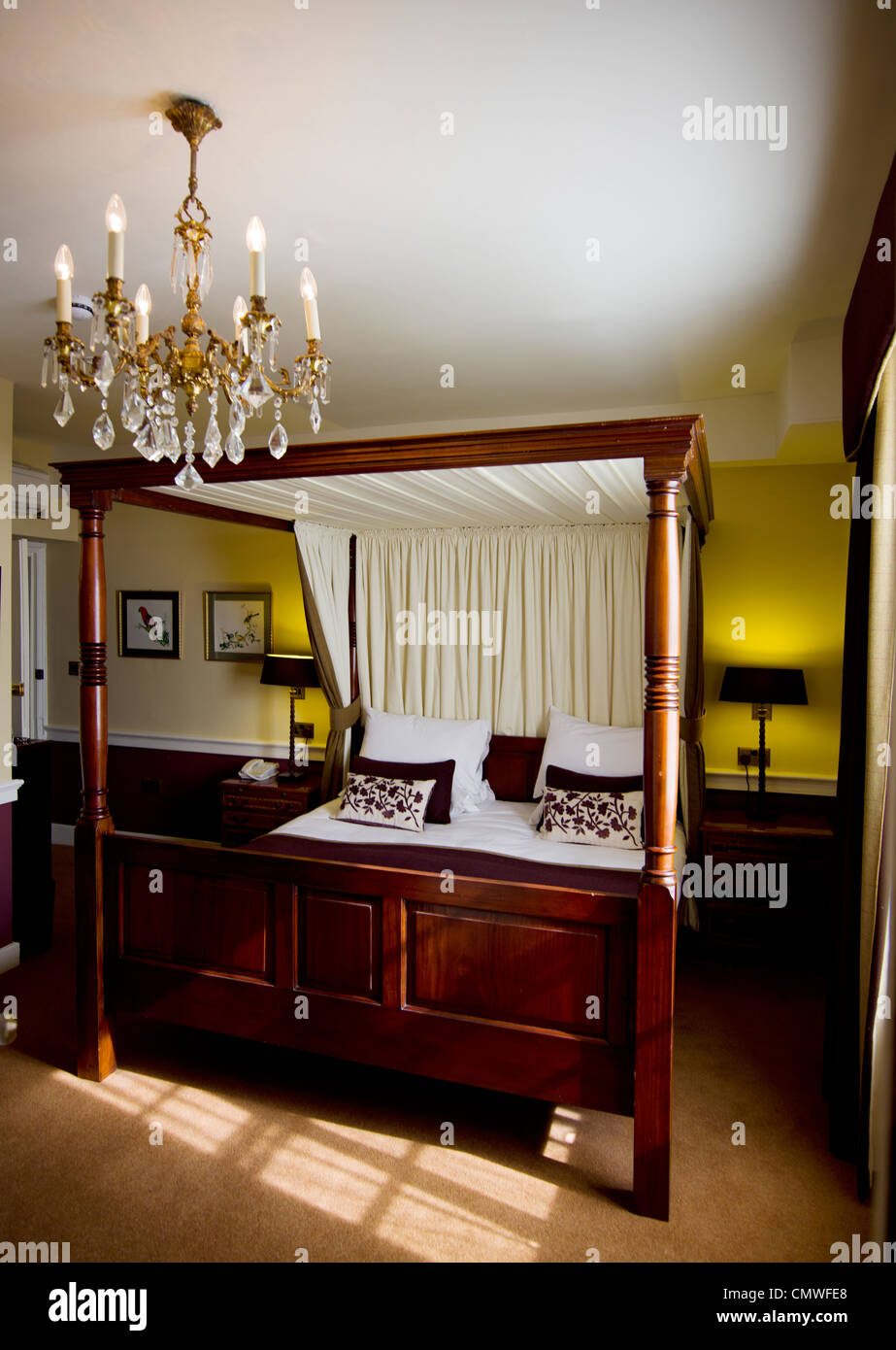 Himmelbett im fünf-Sterne-Hotelzimmer mit Kronleuchter und Baldachin Stockfoto