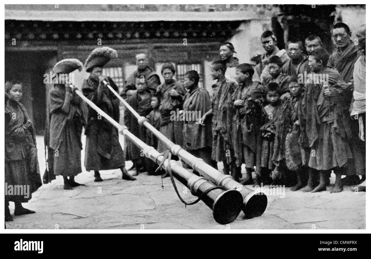 1925-Lamas 6 Fuß spielen Trompete Langhorn in Labrang Kloster Stockfoto