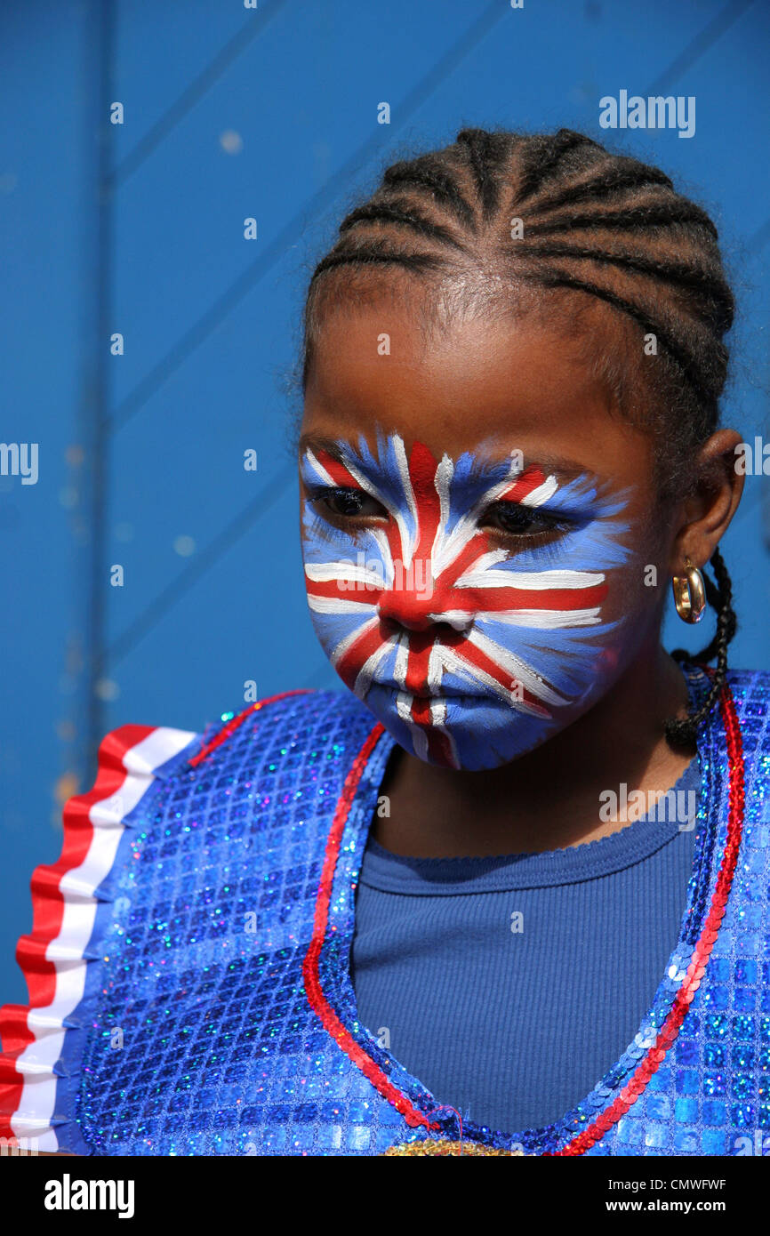 Mitglieder der Westindischen Gemeinschaft führen die jährlichen Notting Hill Carnival, statt auf den Straßen von Notting Hill, London, England Stockfoto