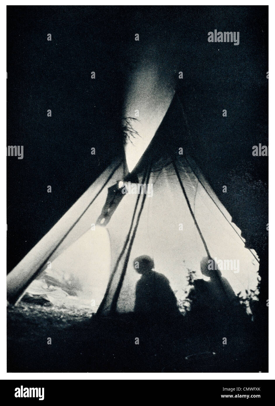 1925-Taschenlampe in einem Tipi Stockfoto