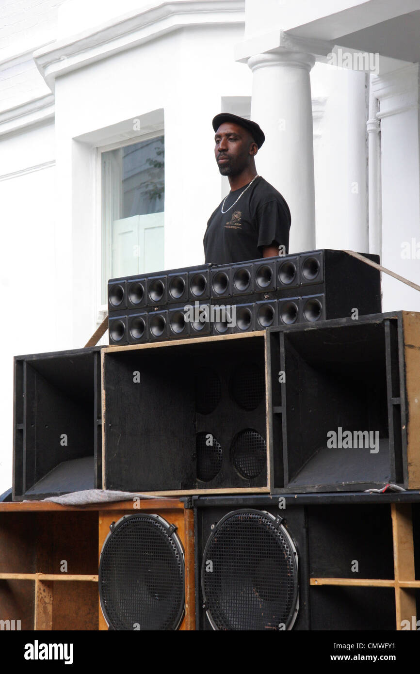 Einrichtung eines der vielen sound-Systeme bei den jährlichen Notting Hill Carnival, statt auf den Straßen von Notting Hill, London, England Stockfoto