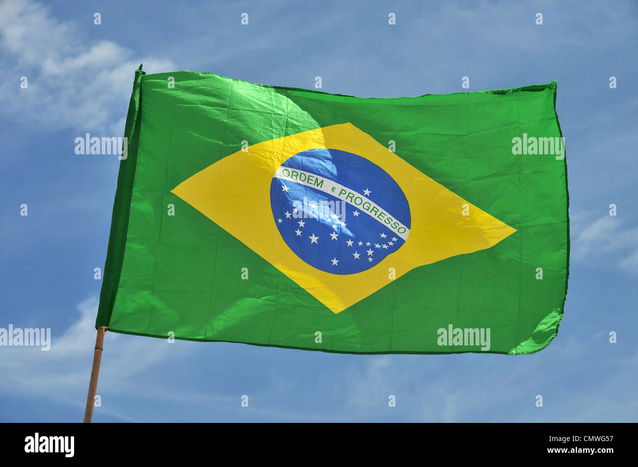 brasilianische Flagge im blauen Himmel Stockfoto
