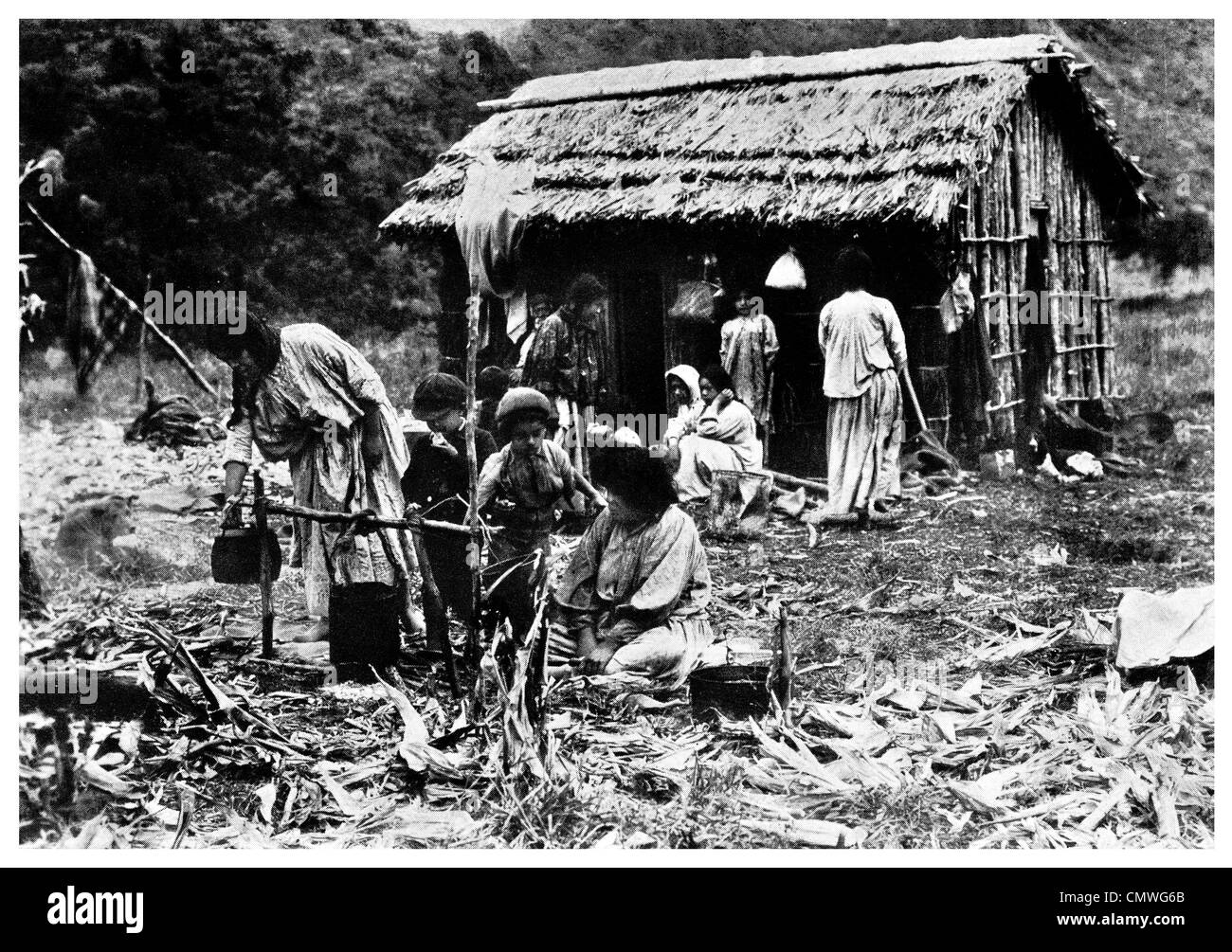 1905 Neuseeland Maori im Hause Maori Stockfoto