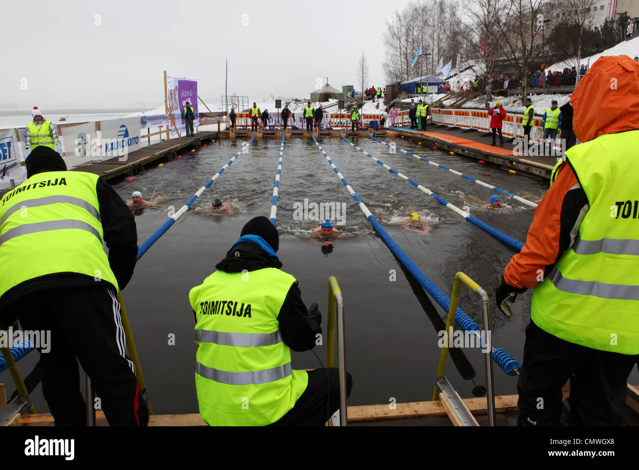 Ein Rennen auf der 2012 finnischen Winter Swimming Championships bei Nokia, Finland. Stockfoto