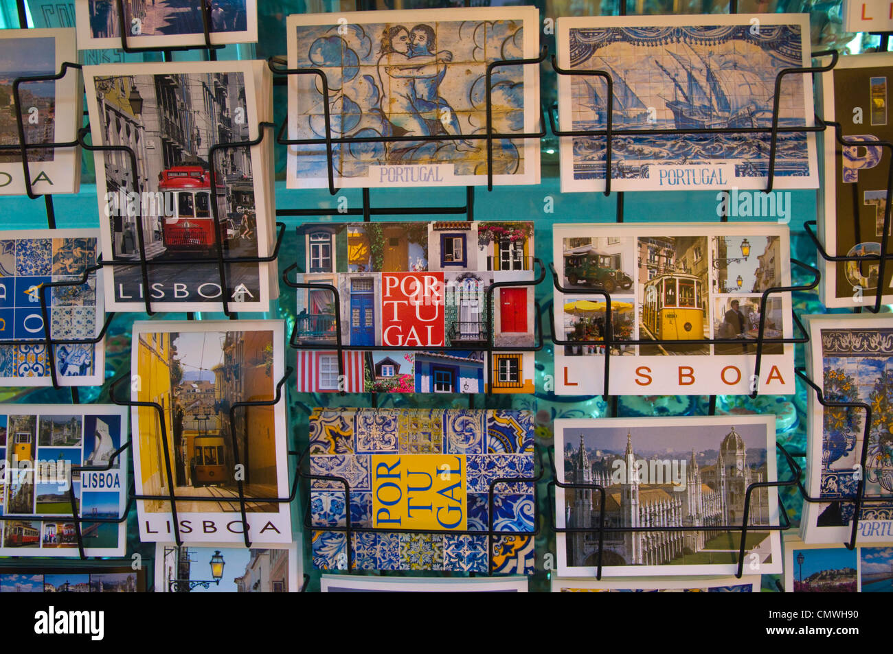 Postkarten vor einem Geschäft Alfama Bezirk Lissabon Portugal Europa Stockfoto