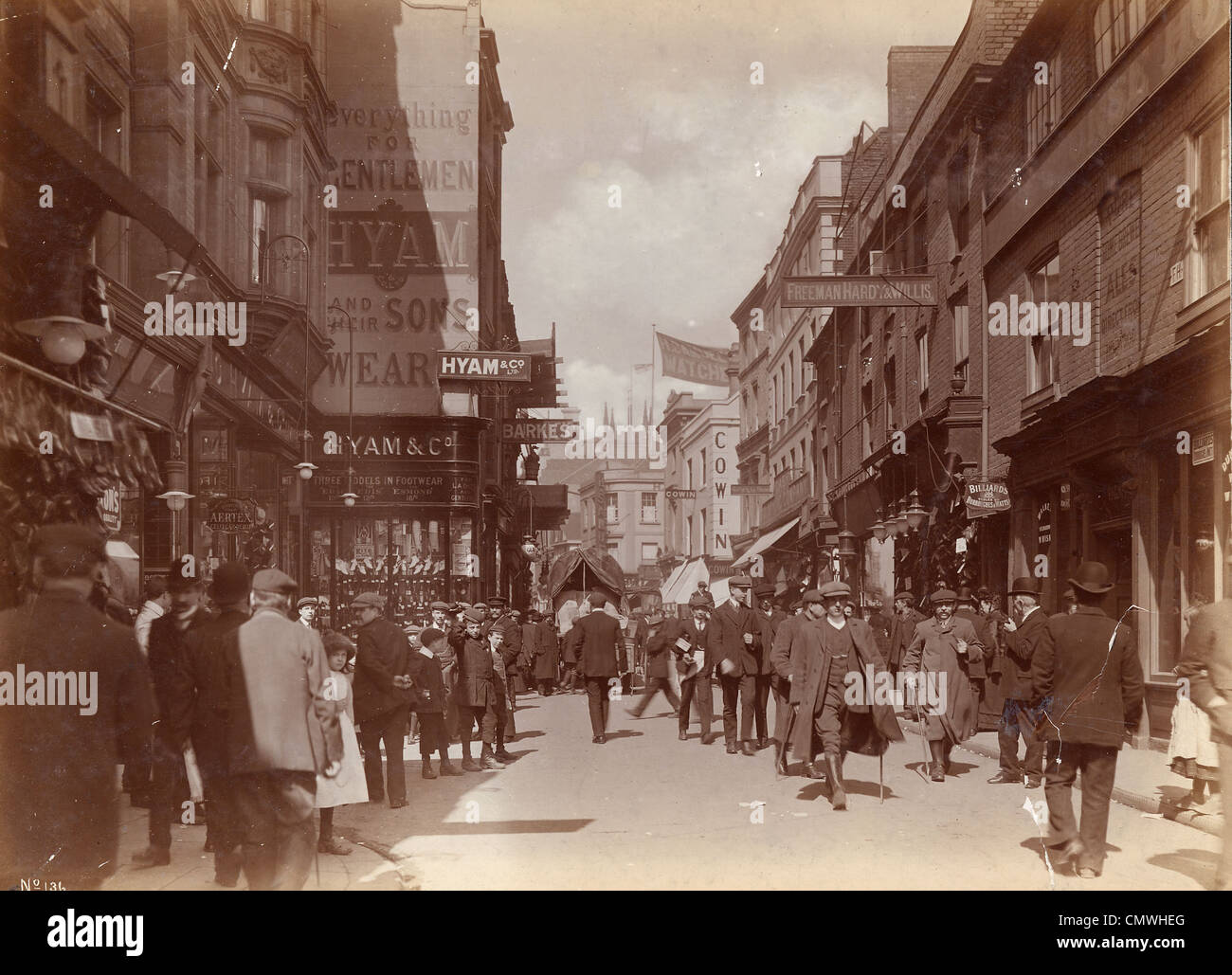 Dudley Street, Wolverhampton, um 1900. Eine geschäftige Szene in Dudley Street. Der Handel Schilder und Werbung sind unverwechselbar- Stockfoto
