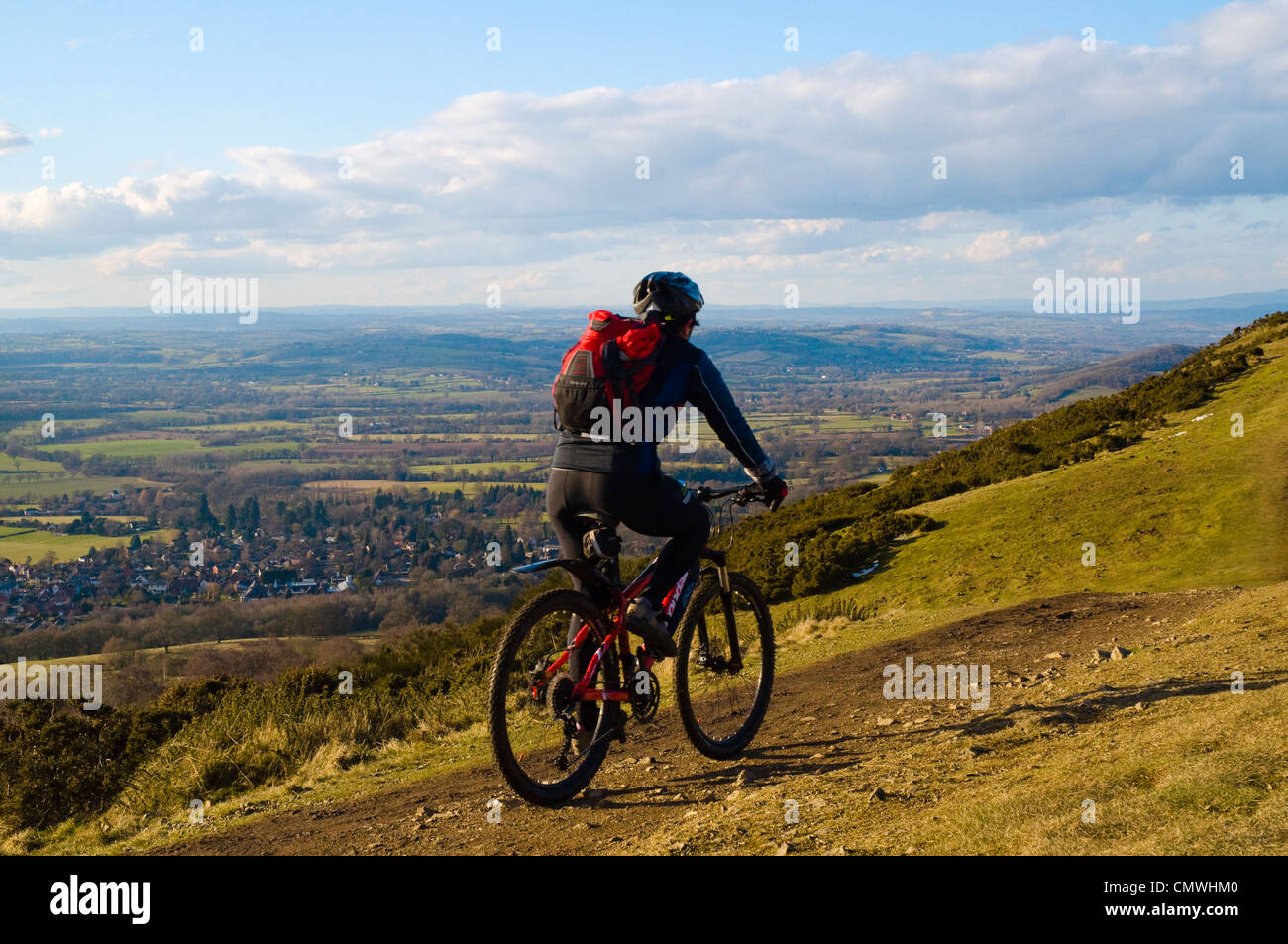 Weibliche Mountainbiker auf die Malvern Hills. Der Grat bildet die Grafschaft Grenze zwischen Herefordshire und Worcestershire Stockfoto