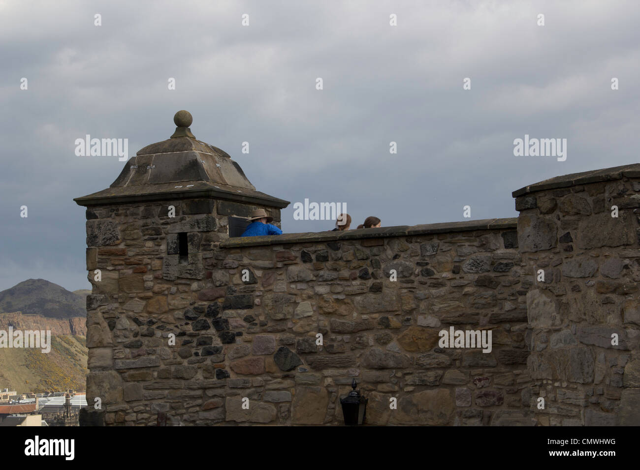 Kleinen Bereich des Edinburgh Castle in Schottland, zeigt die steinerne Struktur des Gebäudes mit Blick auf einige Touristen Stockfoto