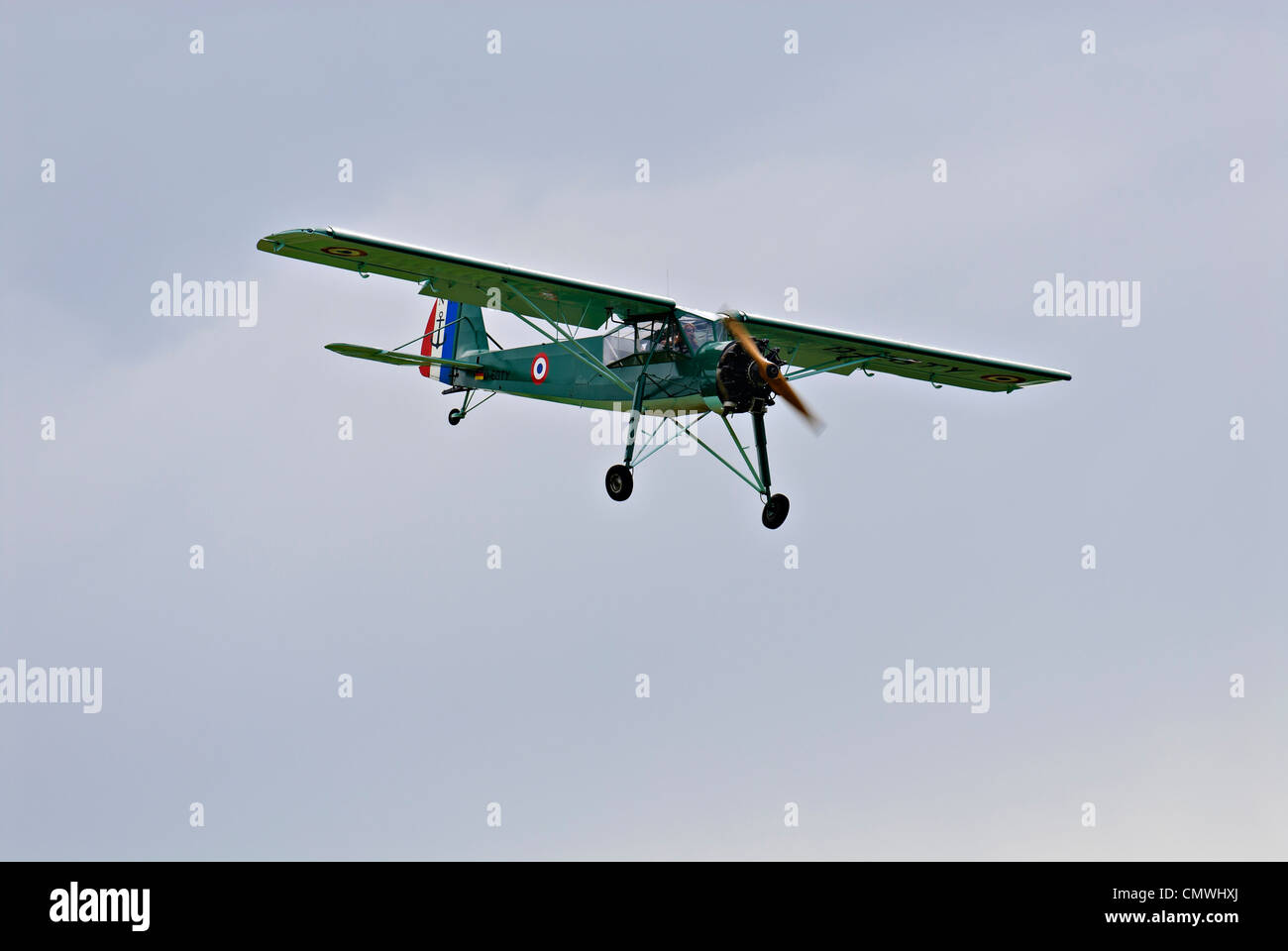 "1946" Storch Maurane Saulnier MS 505 Landeanflug auf der Hahnweide Oldtimer Luftfahrtmesse, Kirchheim-Teck, Deutschland Stockfoto