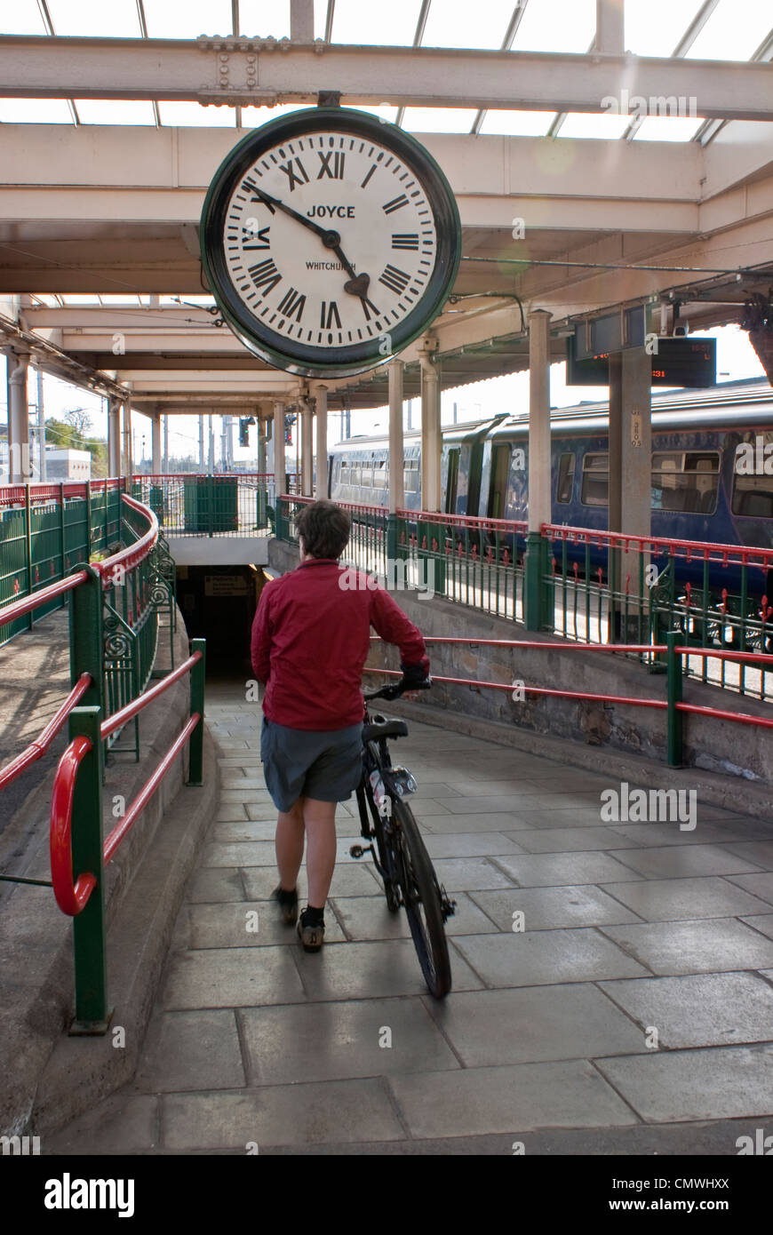 Frau mit Fahrrad in Carnforth Station Lancashire. Station und Uhr in der klassischen vorgestellten film Brief Encounter Stockfoto