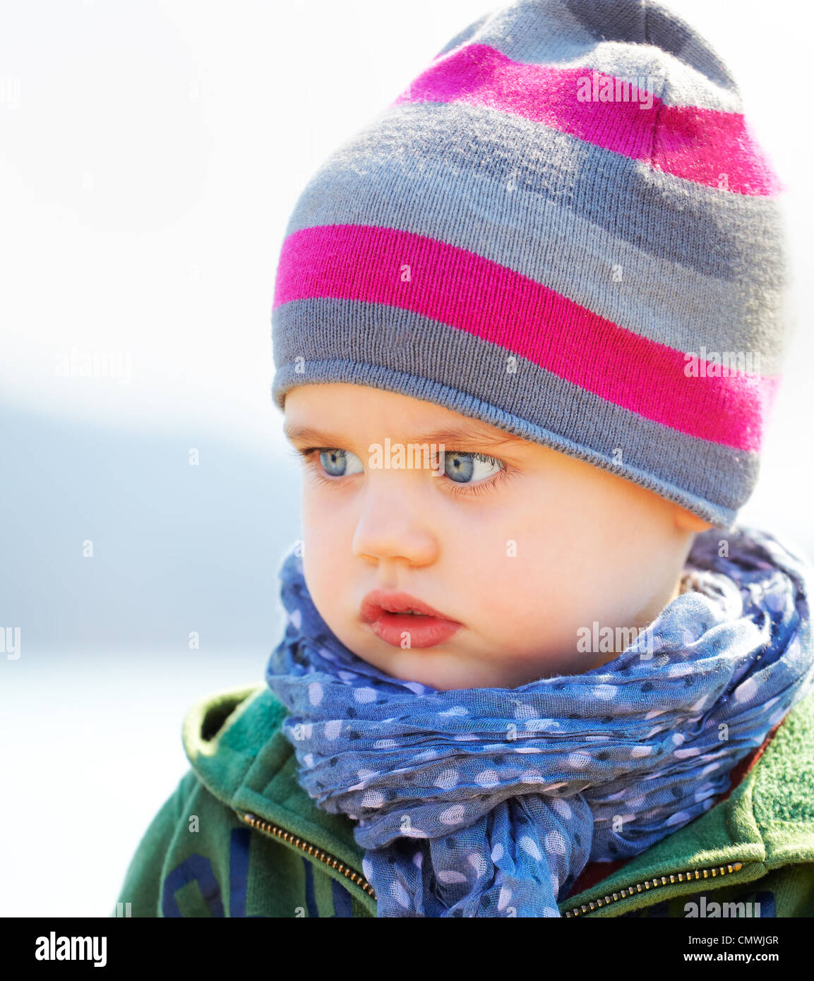 Porträt von traurigen und schweren kleinen Jungen im Frühling. Stockfoto