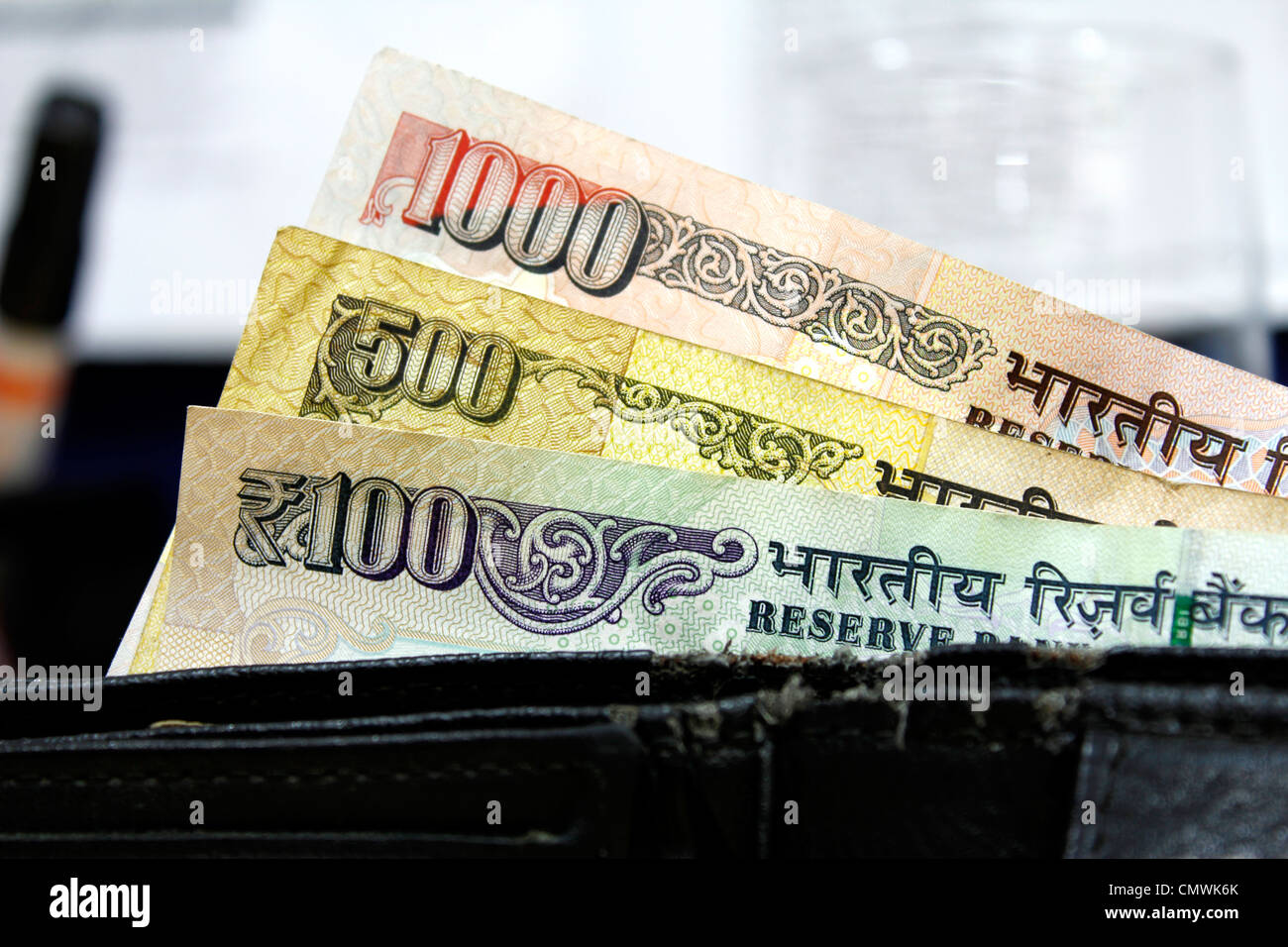 Indische Rupie Notizen aus einem alten Geldbeutel Stockfoto
