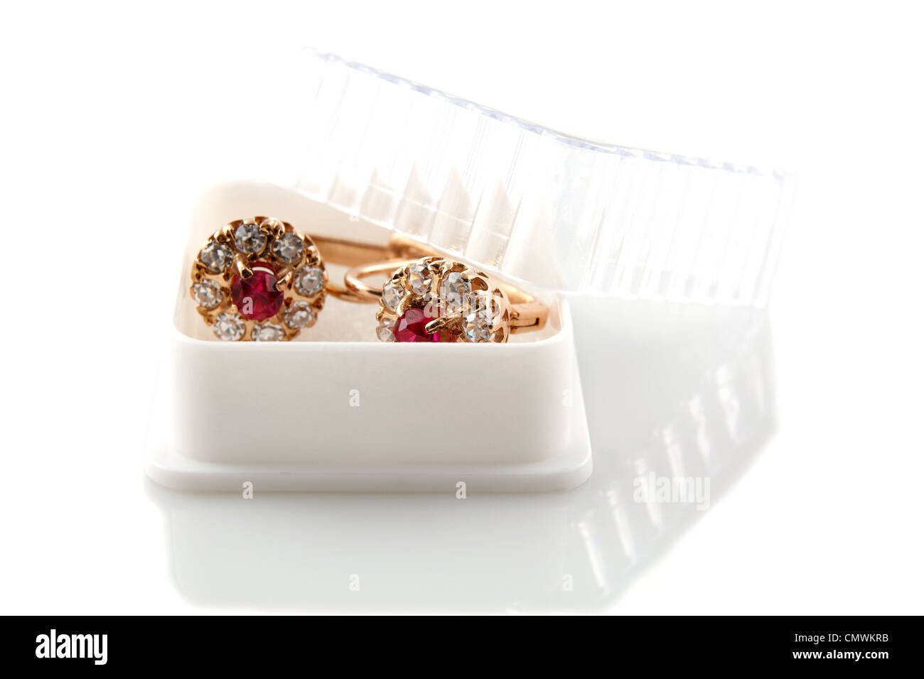 Rose gold Ohrringe mit Rubin und Diamanten in einer Geschenkbox geliefert Stockfoto