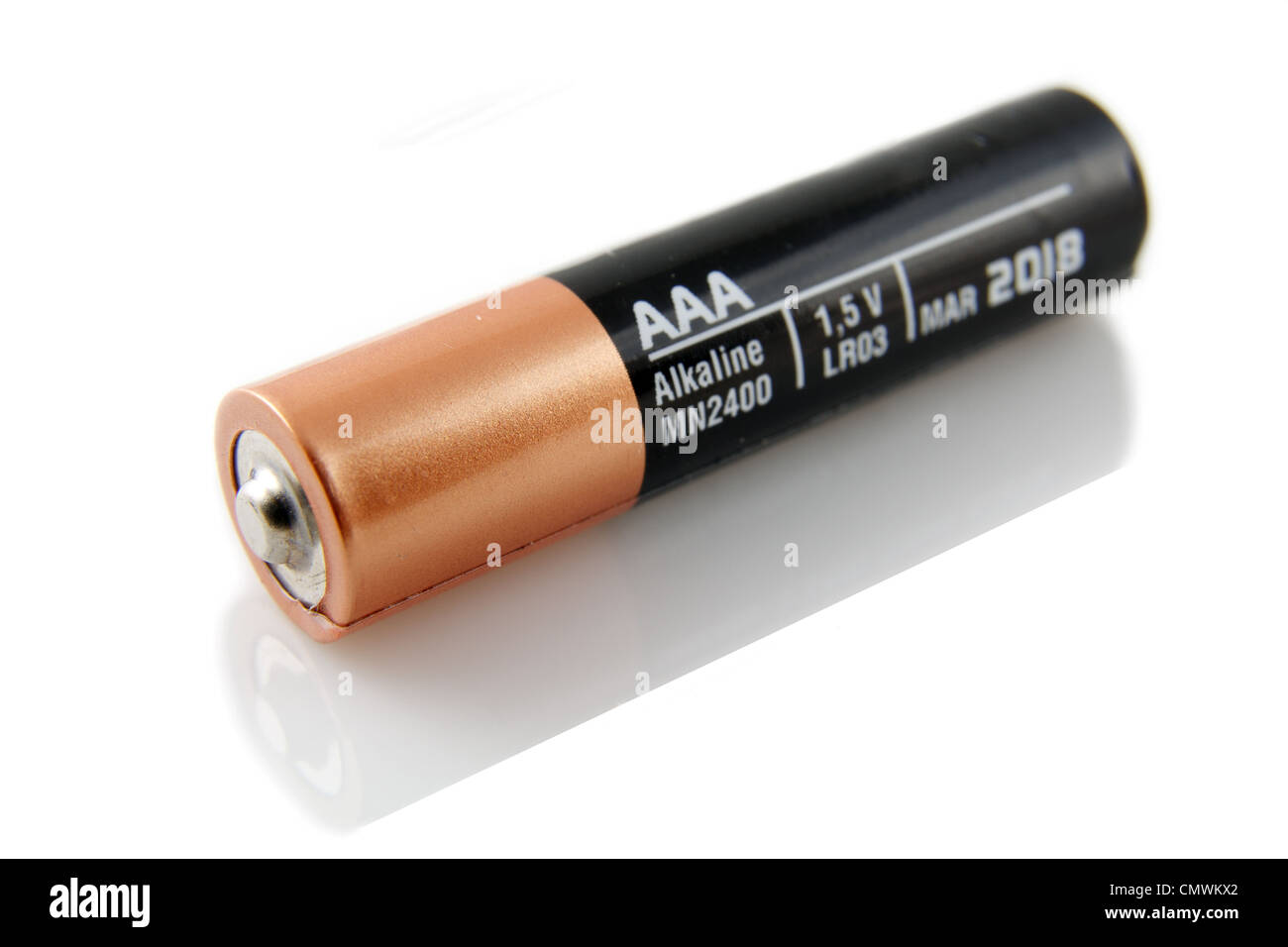 AAA Batterie gegen weiß. Stockfoto
