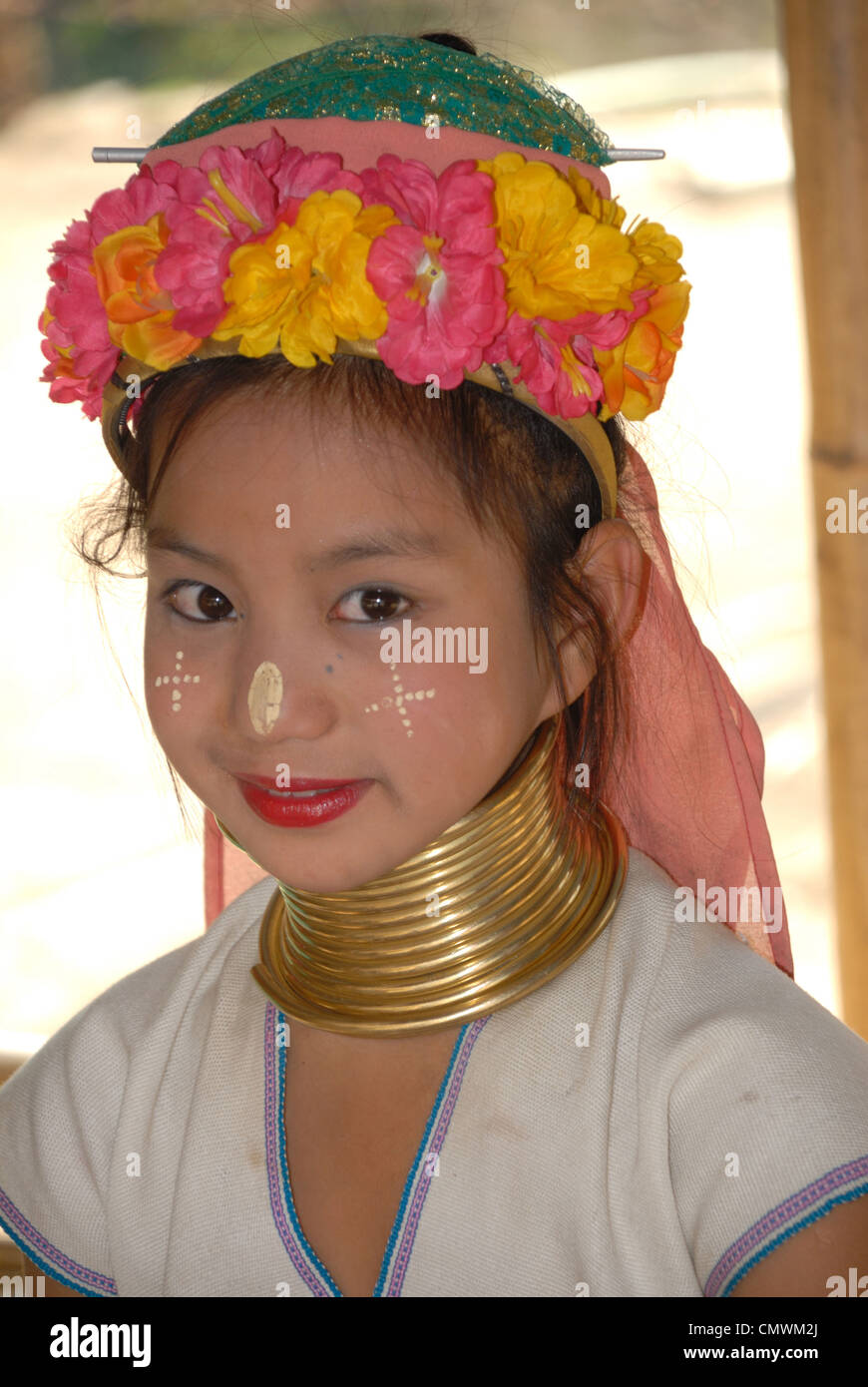 Junge lange Hals Karen Bergvolk Mädchen im Taton Dorf Chiang Mai Nordthailand am 12.08.2009 Stockfoto