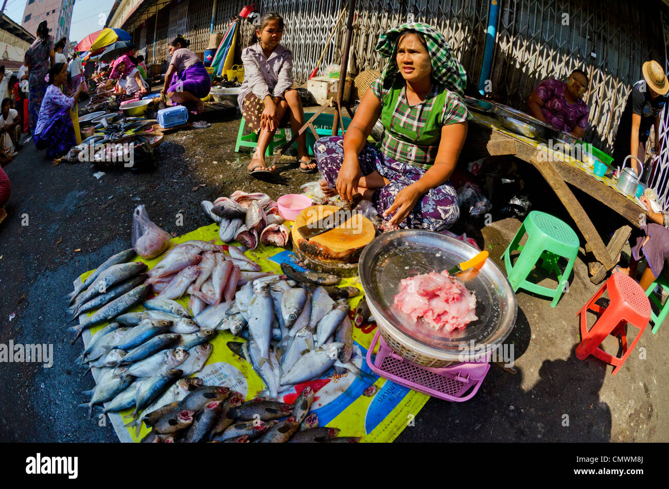 Beschäftigt Straßenmarkt in zentralen Yangon, Myanmar Stockfoto