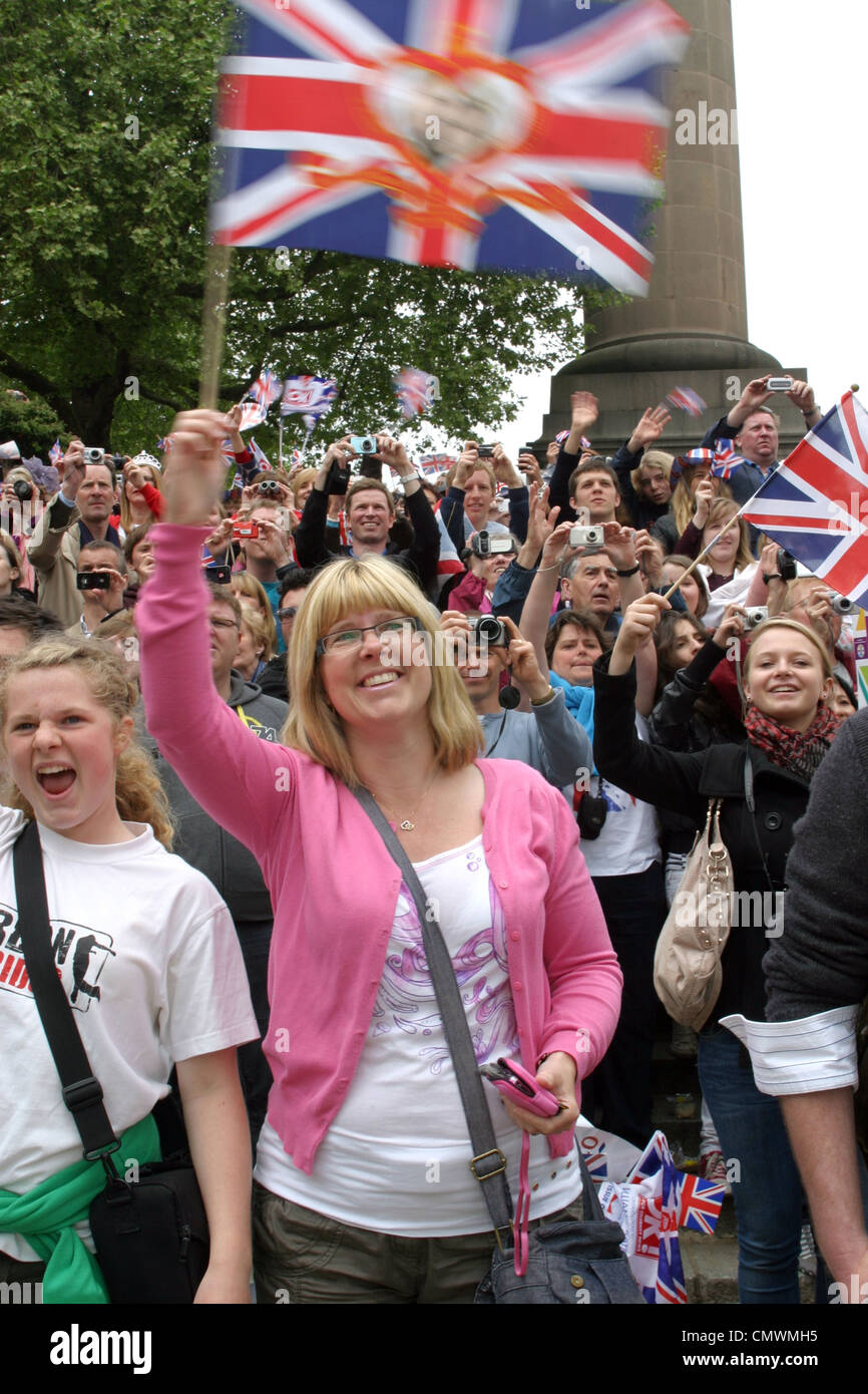 Massen jubeln während der Hochzeit von Prinz William und Kate Middleton, The Mall, London UK Stockfoto