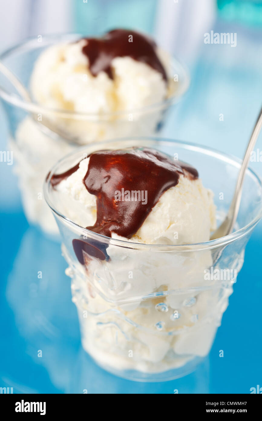 Vanille-Eis mit Schokolade Stockfoto