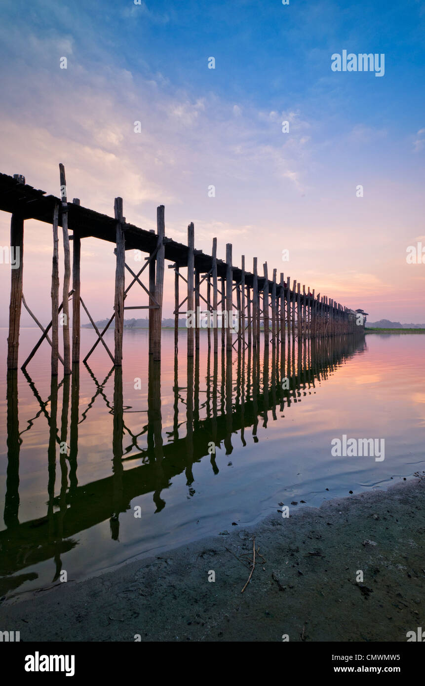 U-Bein-Teak-Brücke in der Morgendämmerung, Mandalay, Myanmar Stockfoto