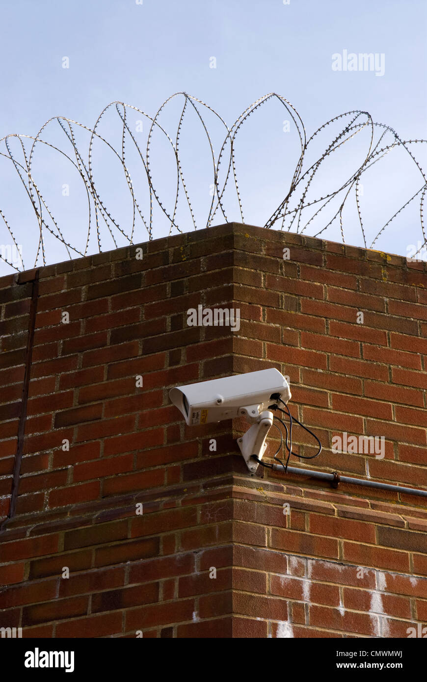 CCTV und Stacheldraht, die Bewachung des Haupteingang der Immigration Removal Centre bei Haslar, Gosport, Hampshire, UK. Stockfoto