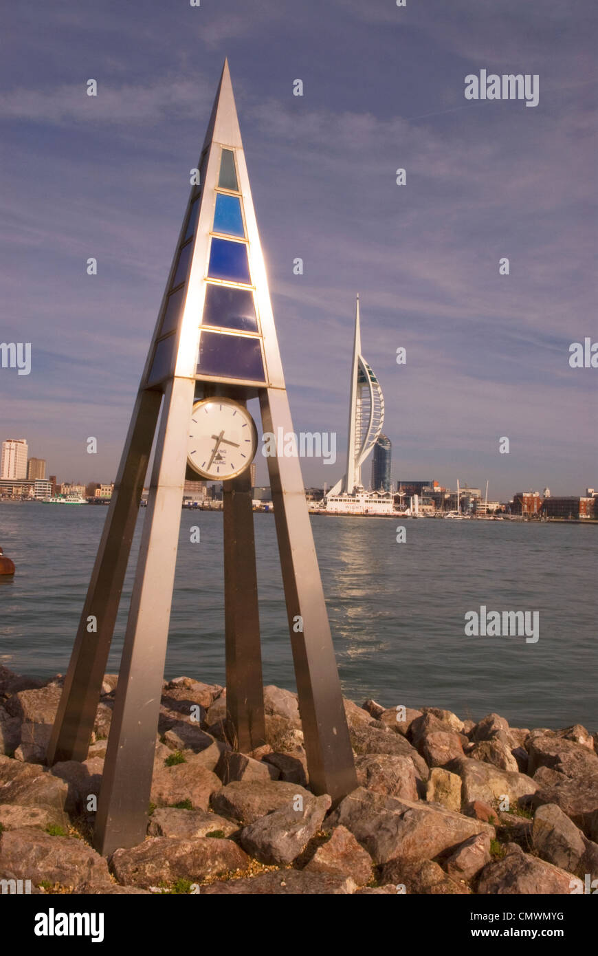 Maritime Uhr (Gosport) mit der 170m hohe Spinaker Turm im Hintergrund (Portsmouth), Gosport, Hampshire, UK. Stockfoto