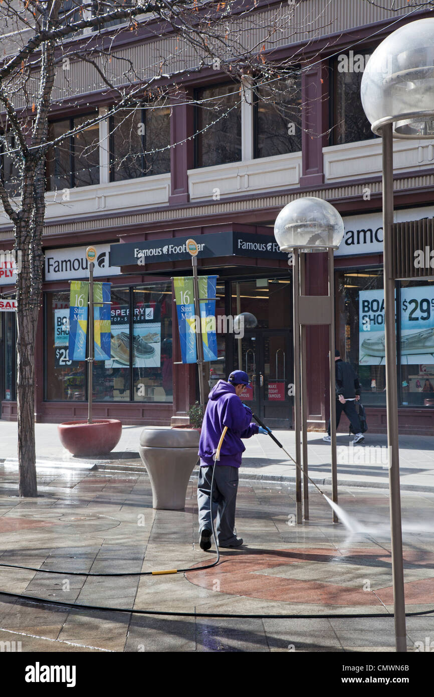 Denver, Colorado - ein Arbeiter reinigt die Fußgängerzone 16th Street Mall. Stockfoto