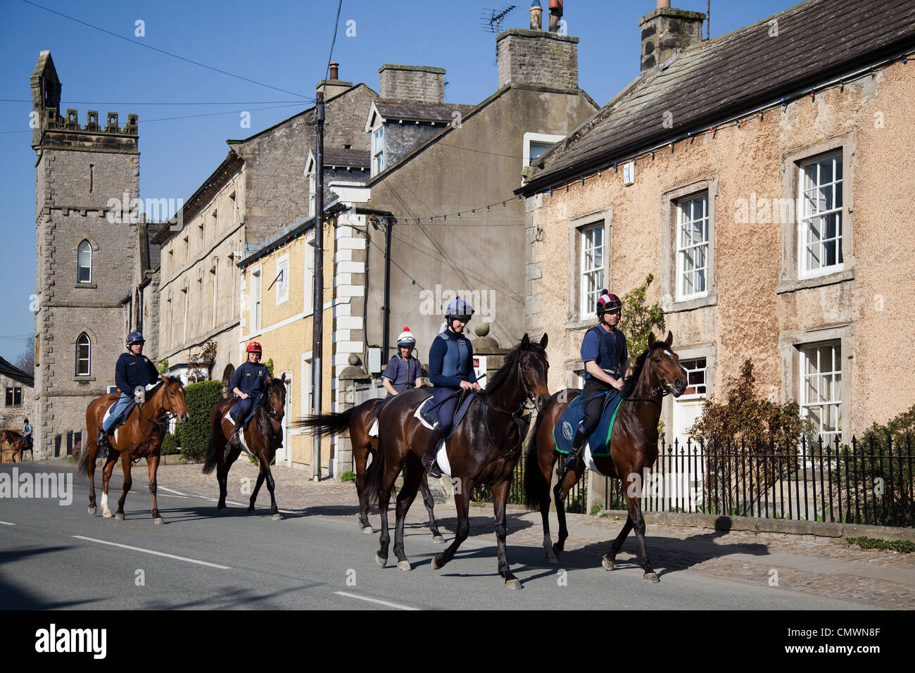 Jockeys Training Rennpferde in der Stadt Middleham, einem ländlichen Dorf in der North Yorkshire Dales, Großbritannien Stockfoto