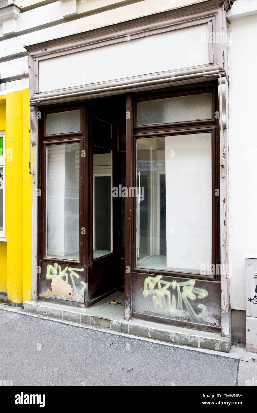 Ein Farbdruck Schuss eine verlassene Storefront. Stockfoto