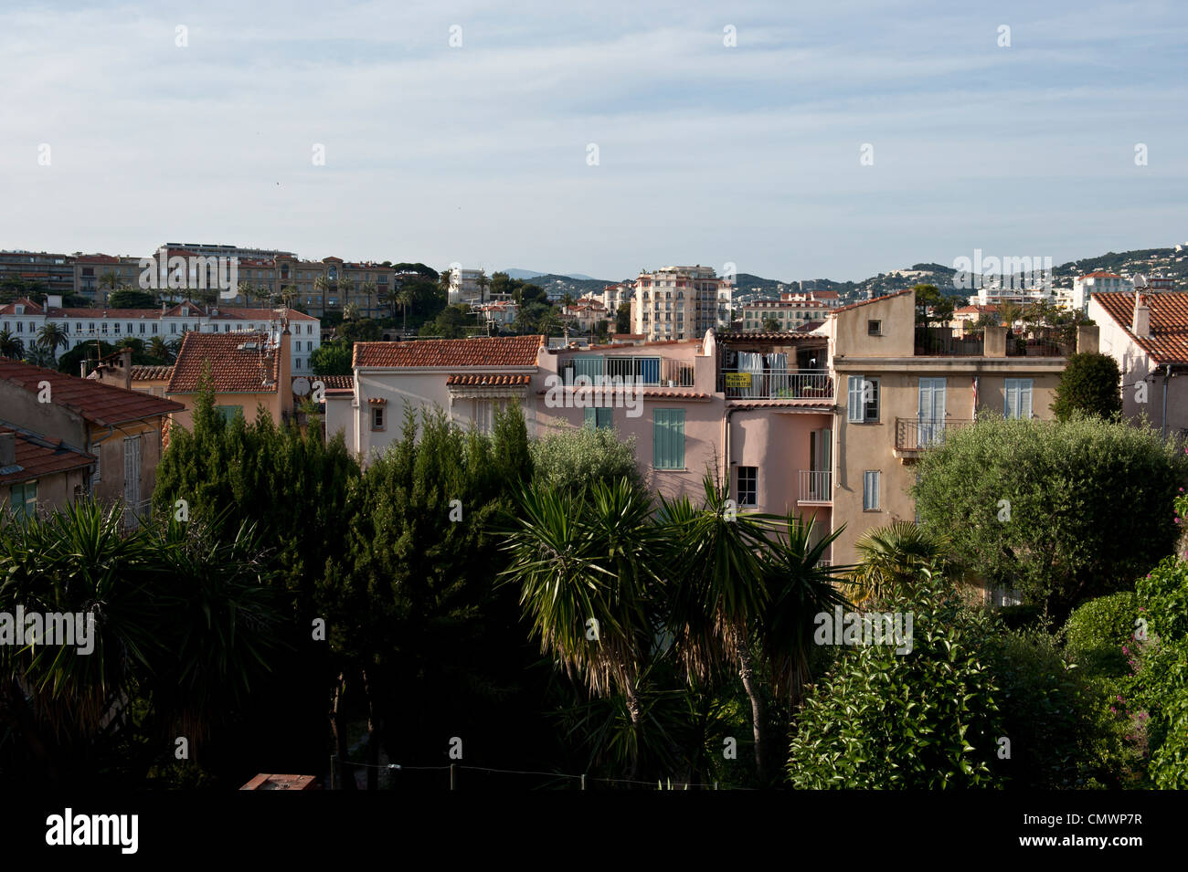 Die Skyline von Cannes, Frankreich-Nachbarschaft in üppigen, grünen Bäumen verbarrikadiert. Stockfoto