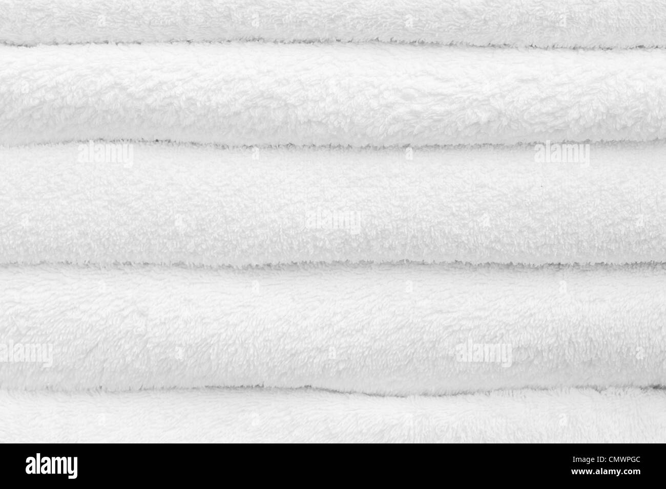 Nahaufnahme von einem Haufen von sauberen weißen flauschigen Handtüchern Stockfoto