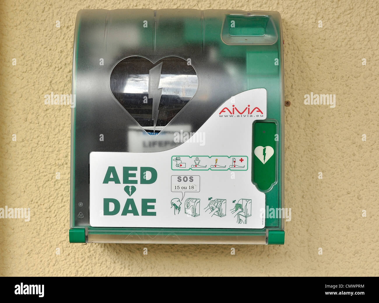 Defibrillator auf einem öffentlichen Platz, Ausrüstung wird verwendet, um die Herzfrequenz eines Opfers Herzstillstand zu analysieren. Stockfoto