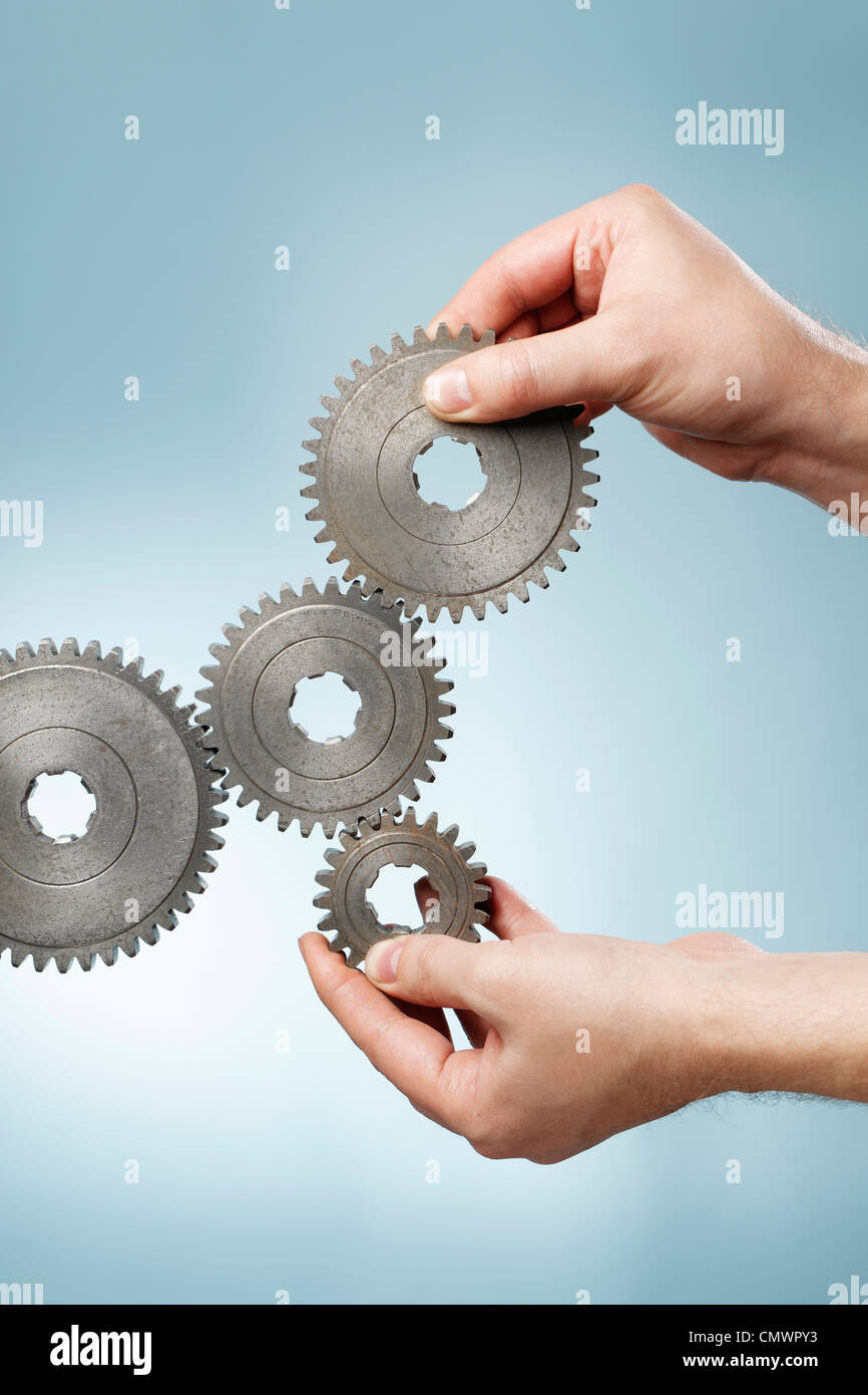 Entwerfen eines mechanischen Systems mit alten metallische Zahnräder Zahnrad Mann. Stockfoto