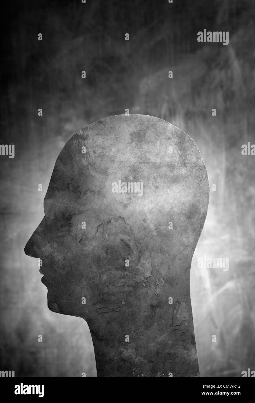 Künstlerische Kopfform Karton Ausschnitt mit Wasserfarben bemalt. Stockfoto