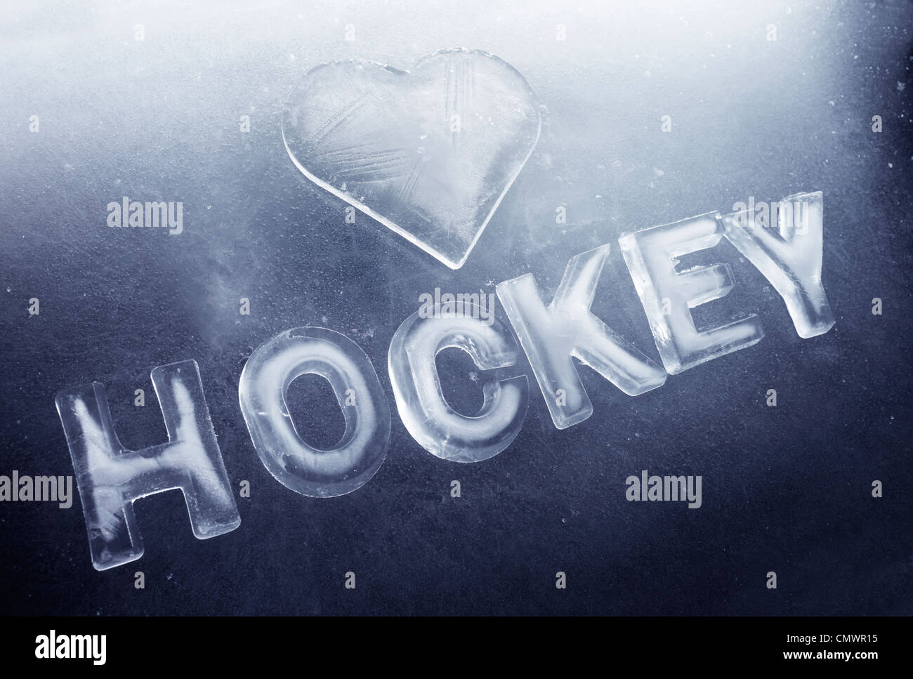 Ein Herz Form und Wort "Hockey" hergestellt aus echtem Eis. Stockfoto