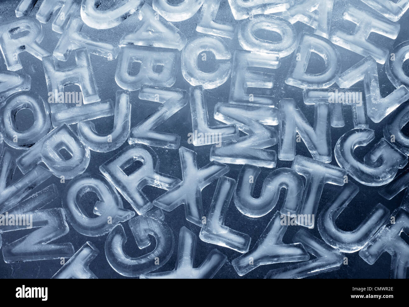 Verschiedene Buchstaben aus echtem Eis hergestellt. Stockfoto