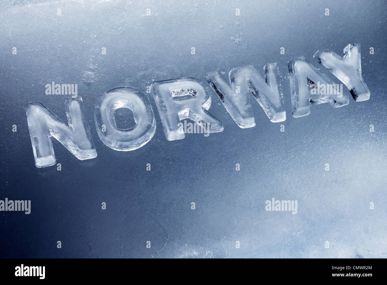 Wort-Norwegen mit Buchstaben geschrieben hergestellt aus echtem Eis. Stockfoto