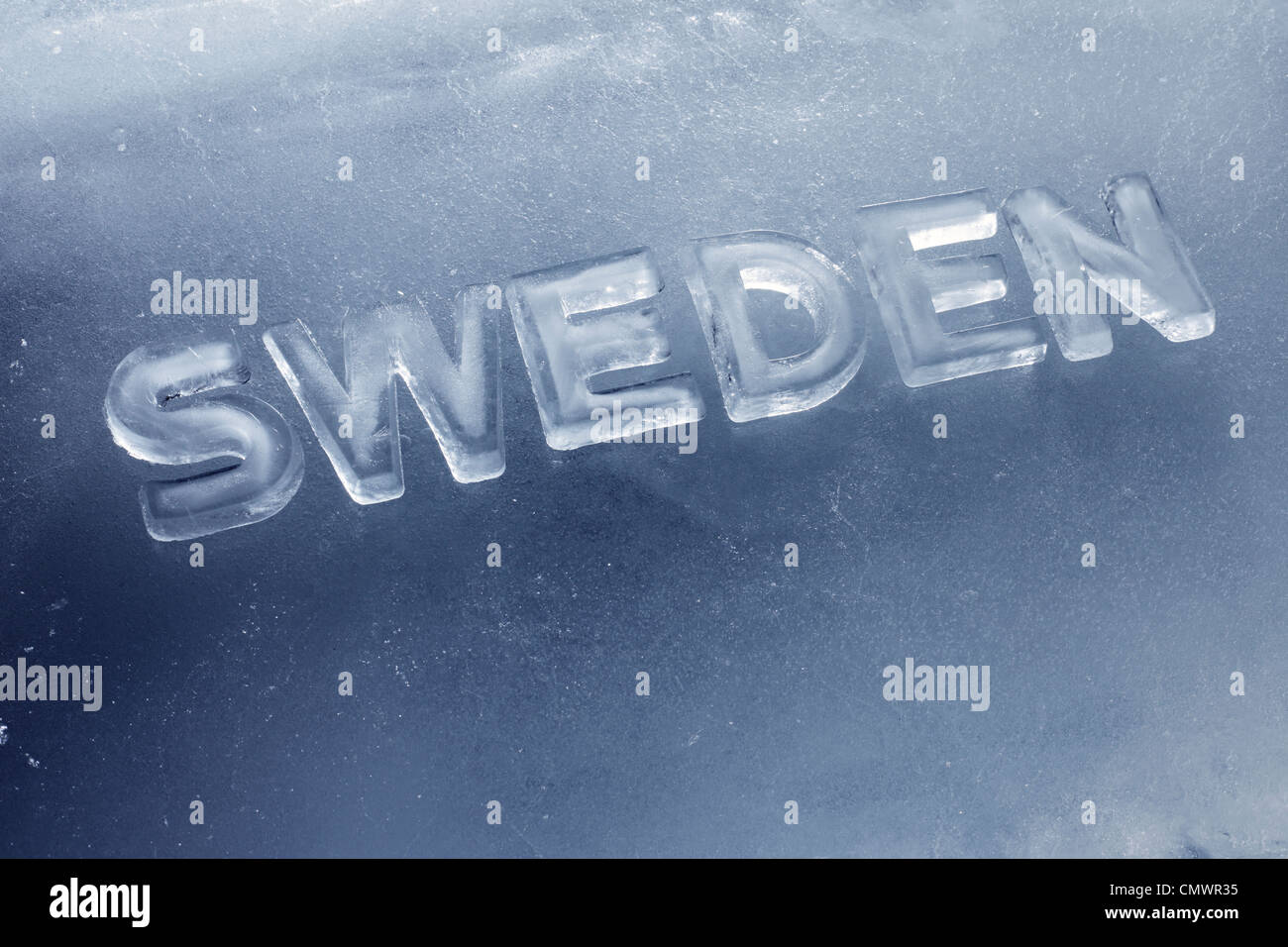 Wort-Schweden mit Buchstaben geschrieben hergestellt aus echtem Eis. Stockfoto