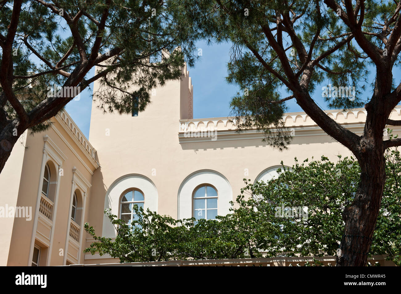 Bäume außerhalb der Ecke Flügel der Fürstenpalast in Monaco. Stockfoto