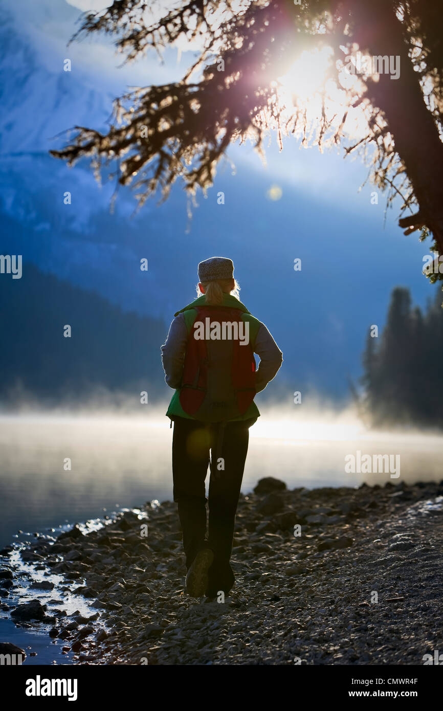 Wandern auf nebligen Frau fallen morgen, Maligne Lake, Jasper Nationalpark, Alberta Stockfoto