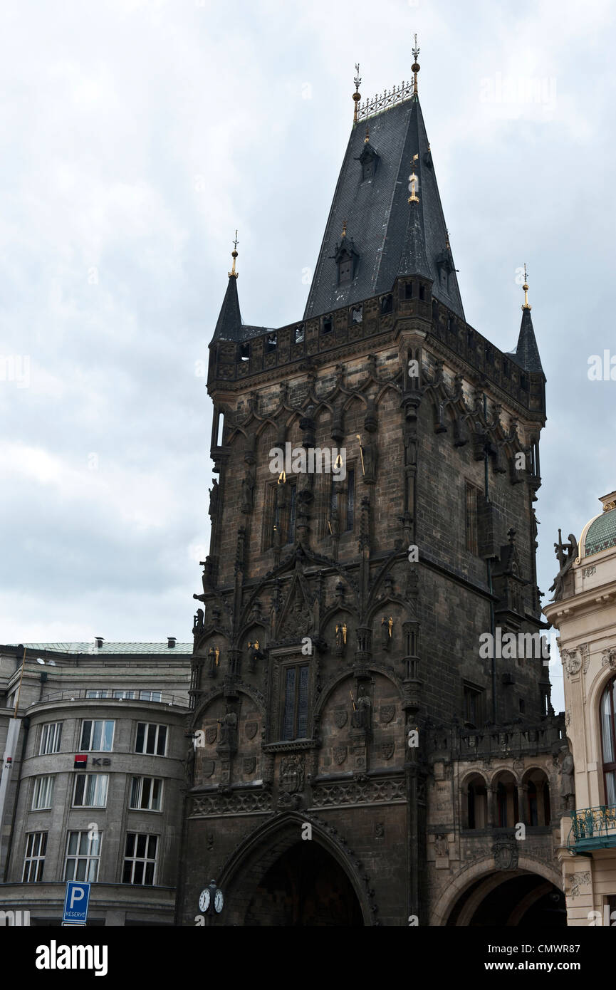 Ein Torbogen Turm und Unterführung in eine Stadt der Tschechischen Republik. Stockfoto