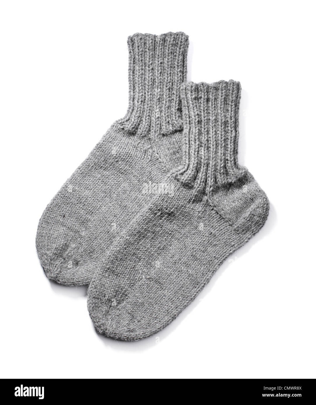 Ein paar graue Wolle Handgestrickte Socken auf weißem Hintergrund mit natürlichen Schatten. Stockfoto