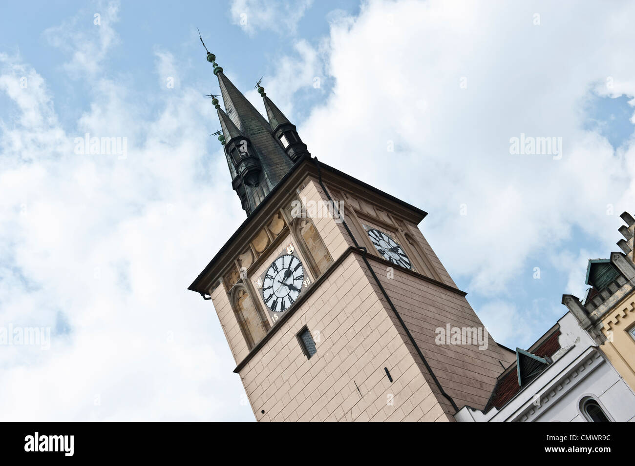 Eine Uhr auf dem Turm eines Steingebäudes in Prag, Tschechien. Stockfoto