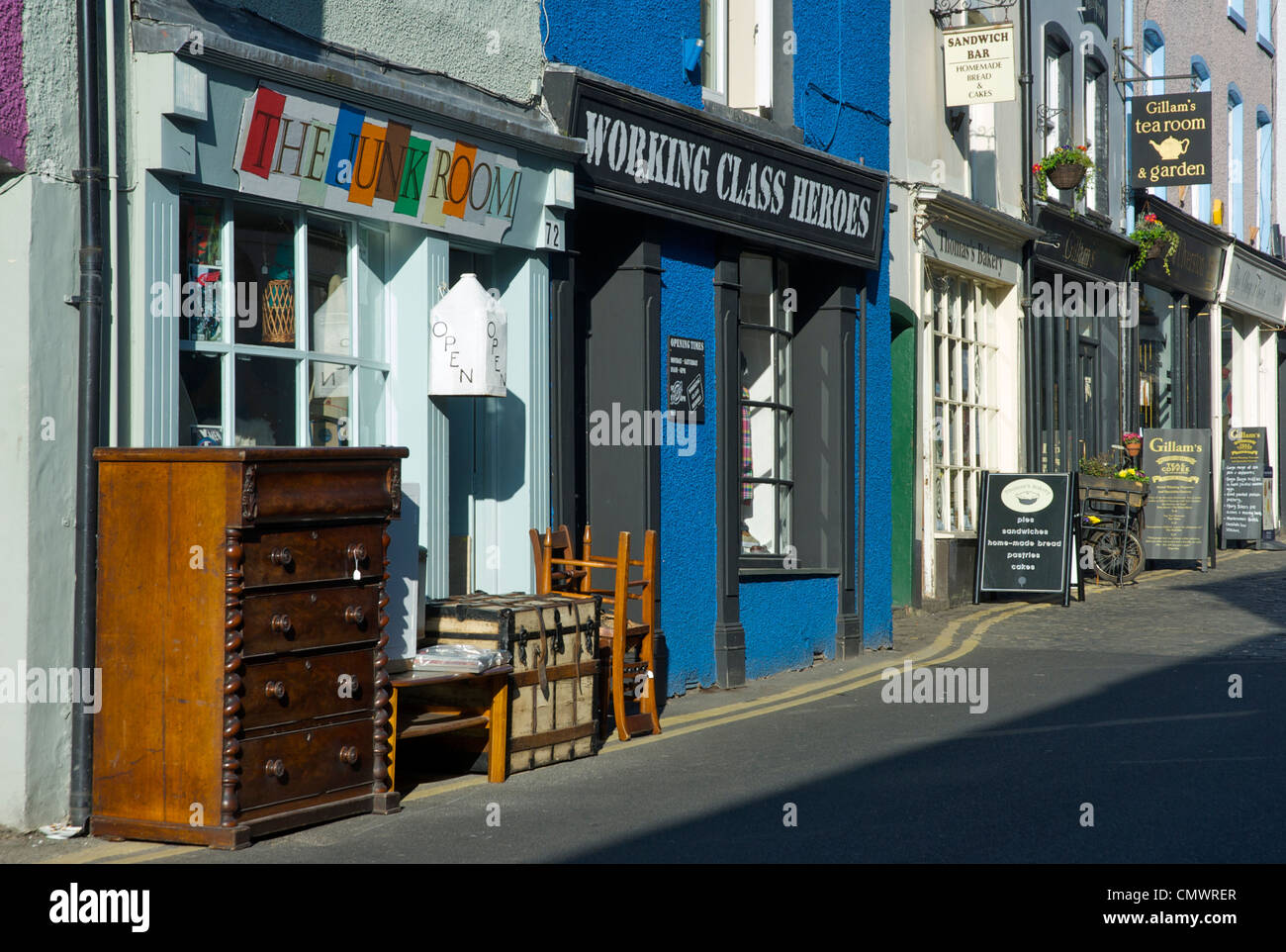 Kleine, unabhängige Geschäfte an der Market Street, in der Stadt von Ulverston, Cumbria, England UK Stockfoto