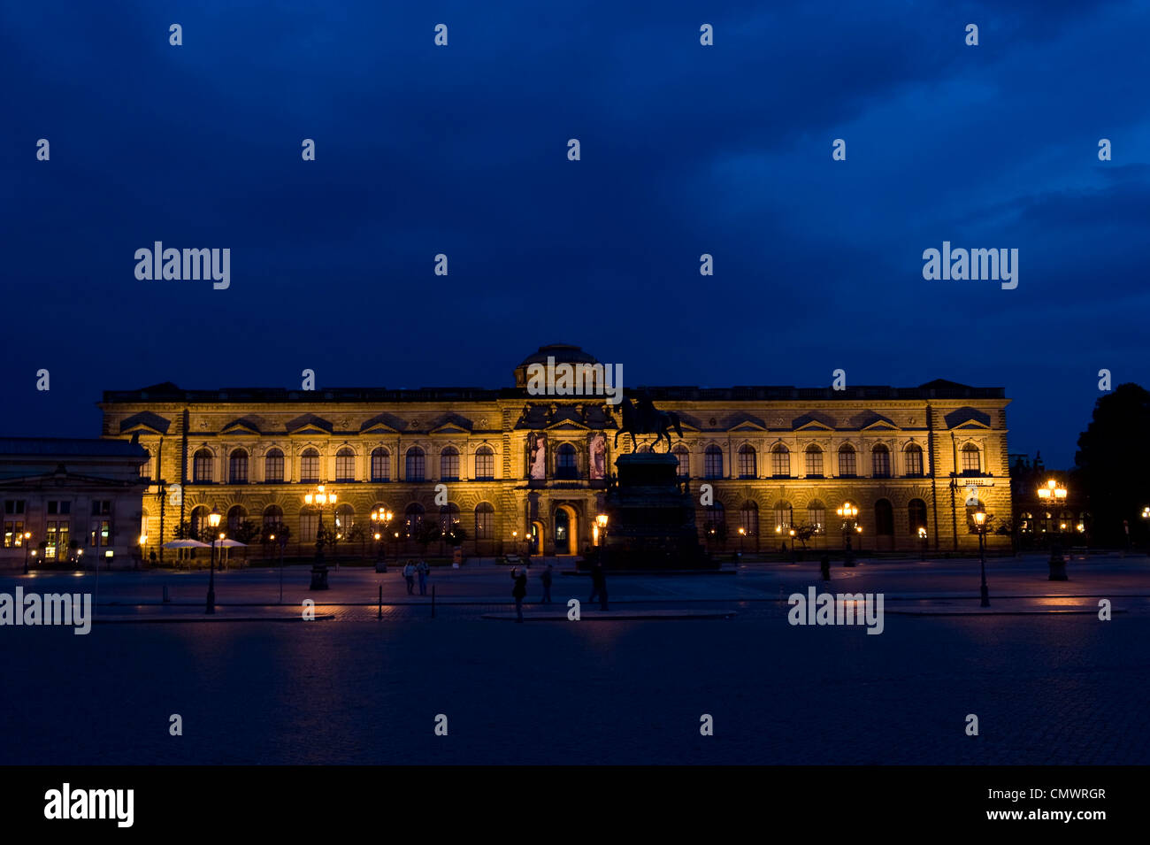 Dresden-Museum in der Nacht in Deutschland. Stockfoto
