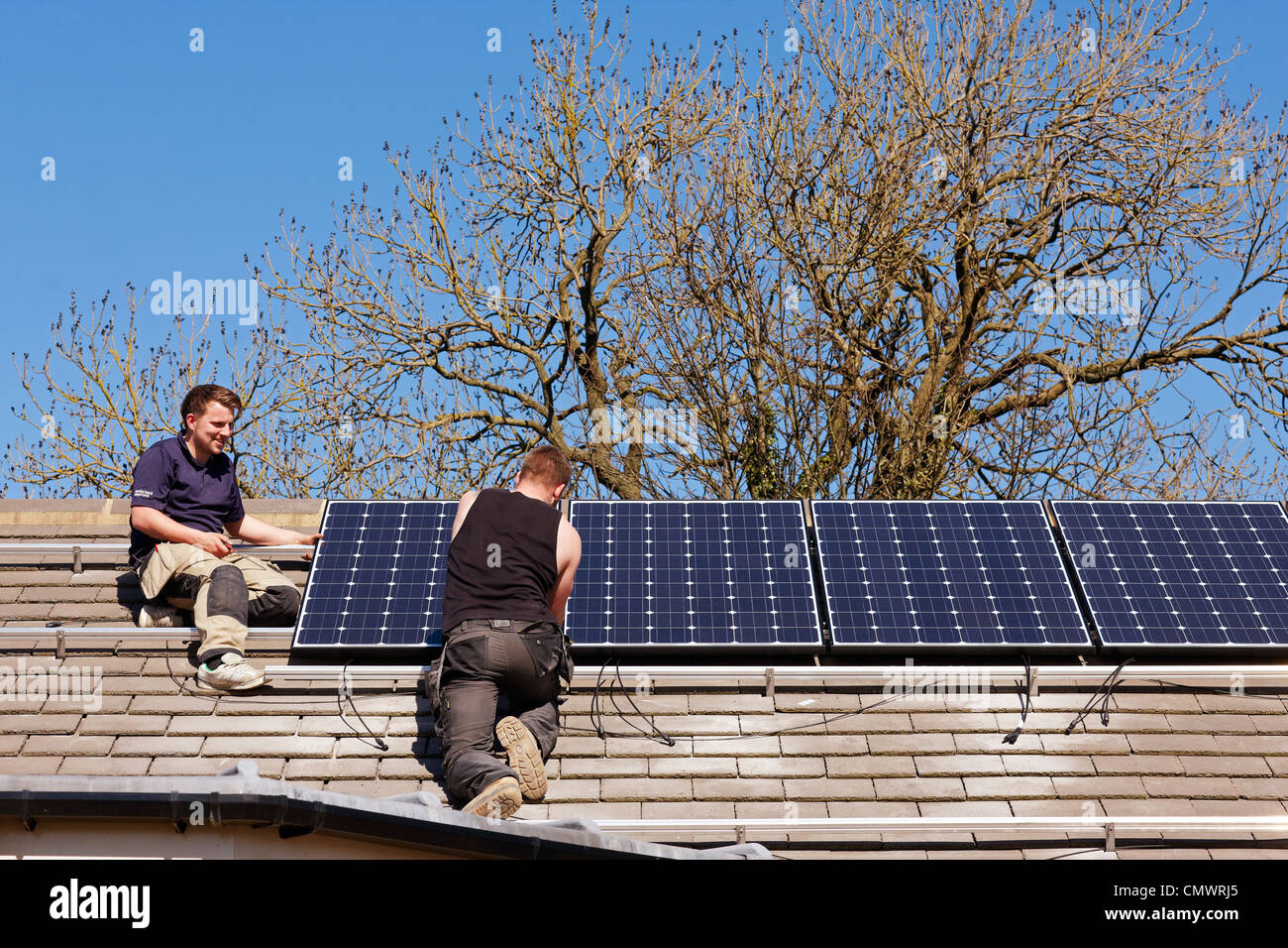 Solar-Panel-Installation auf dem Dach Stockfoto