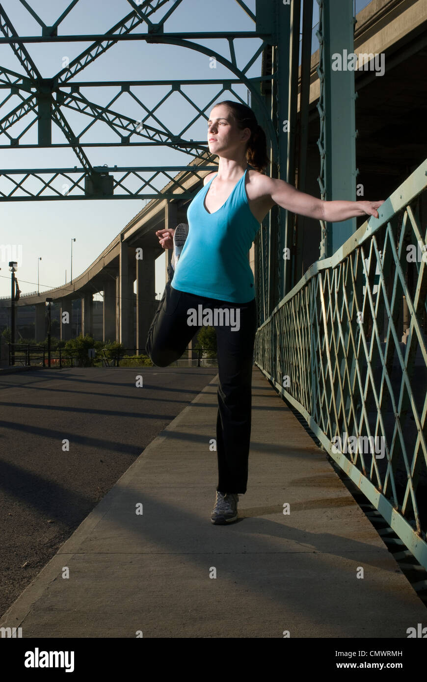Läufer, die Dehnung auf der Brücke vor dem Lauf, Lachine Canal, Montreal, Quebec Stockfoto