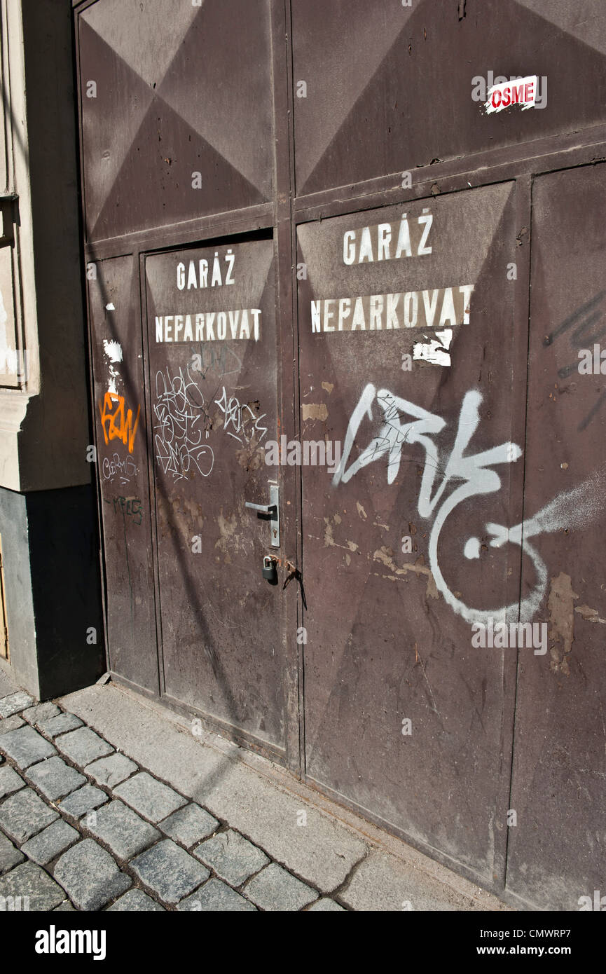 Weiß und orange farbige Graffiti auf einem belästigten europäische Gebäude. Stockfoto