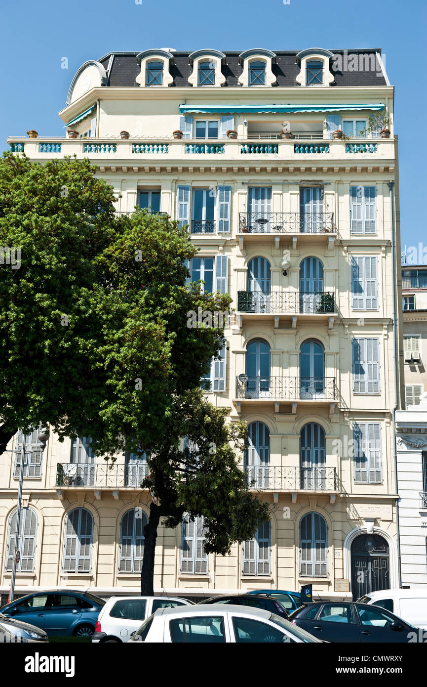 Baum und Autos auf einem Parkplatz außerhalb der Wohnung Wohnungen in Frankreich. Stockfoto