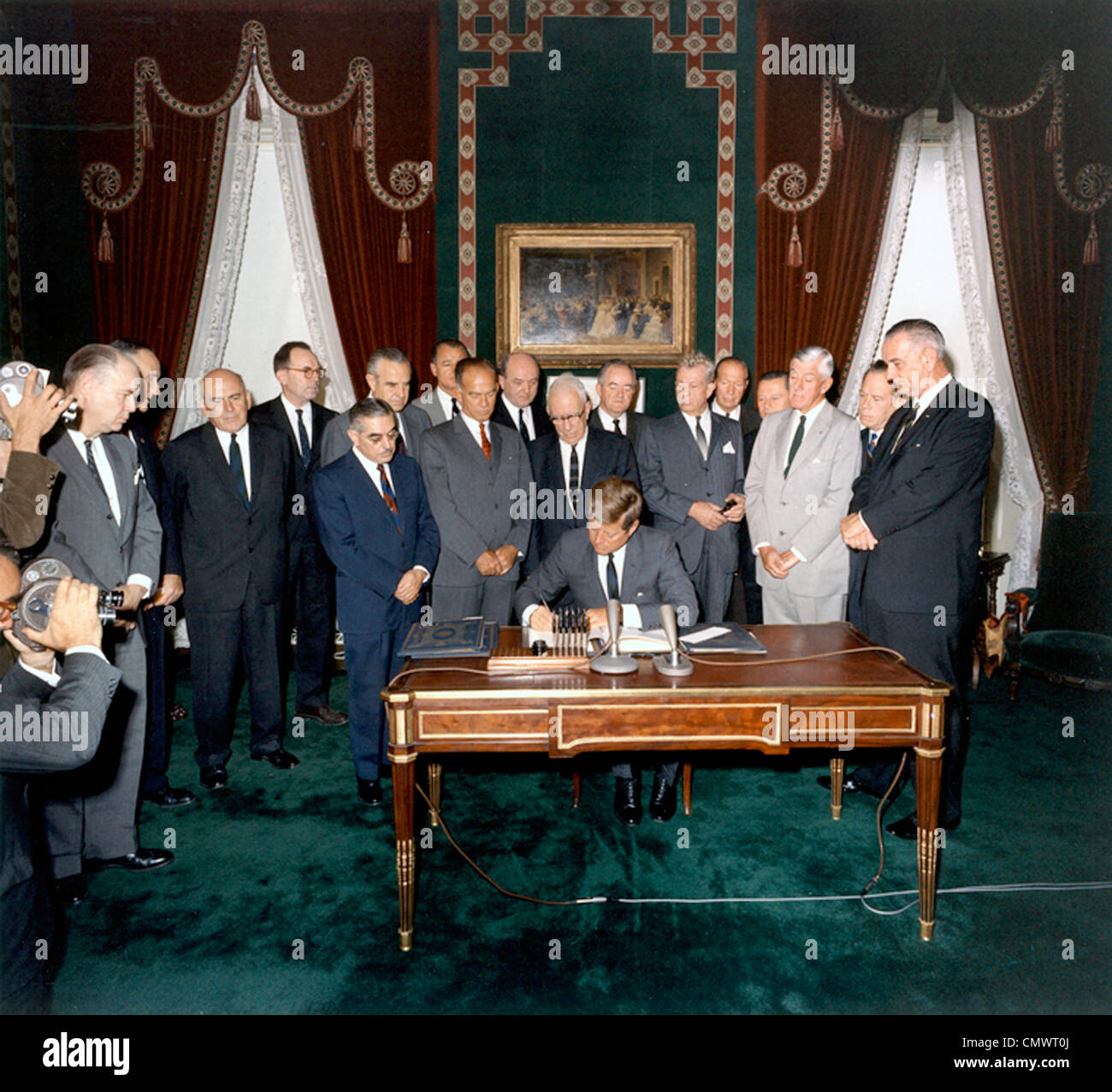 Präsident JOHN f. KENNEDY unterzeichnet die nuklearen Teststopp-Vertrag 7. Oktober 1963. Siehe Beschreibung unten für Namen Stockfoto