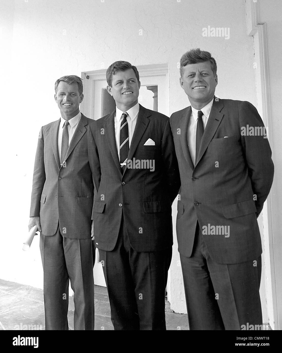 Präsident JOHN f. KENNEDY auf der rechten Seite mit den Brüdern Robert (links) und Edward außerhalb des weißen Hauses Oval Office am 28. August 1963 Stockfoto
